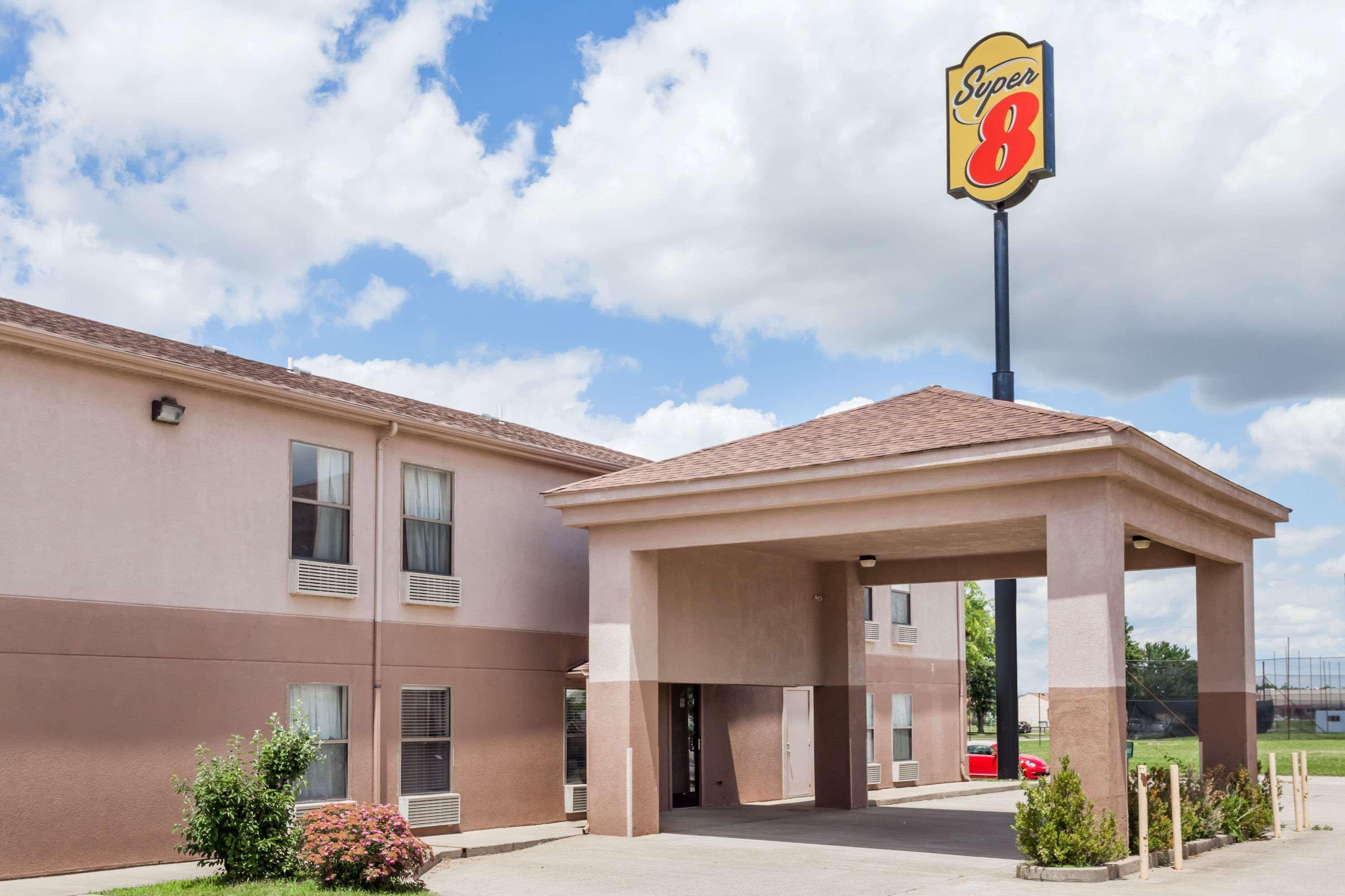 Super 8 By Wyndham Harrisburg Hotell Exteriör bild