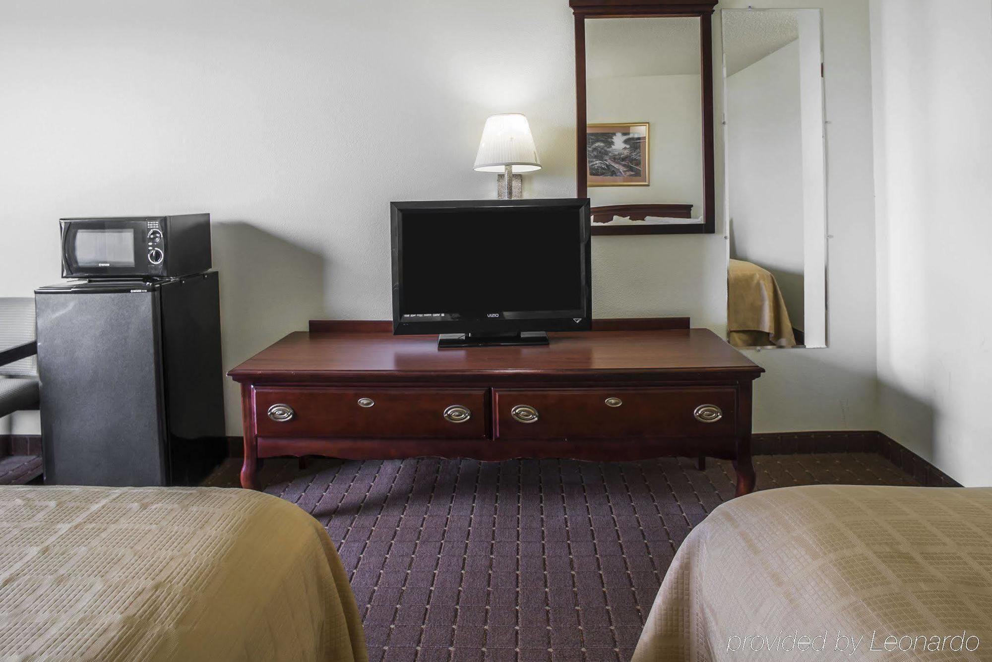 Super 8 By Wyndham Harrisburg Hotell Exteriör bild